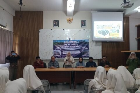 Tim Pengabdian Masyarakat UPN Veteran Jawa Timur saat memberikan sosialisasi dan edukasi pengolahan sampah plastik menjadi paving block serta sampah organik di hadapan warga Pondok Pesantren Nazhatut Thullab, Sampang, Madura.
