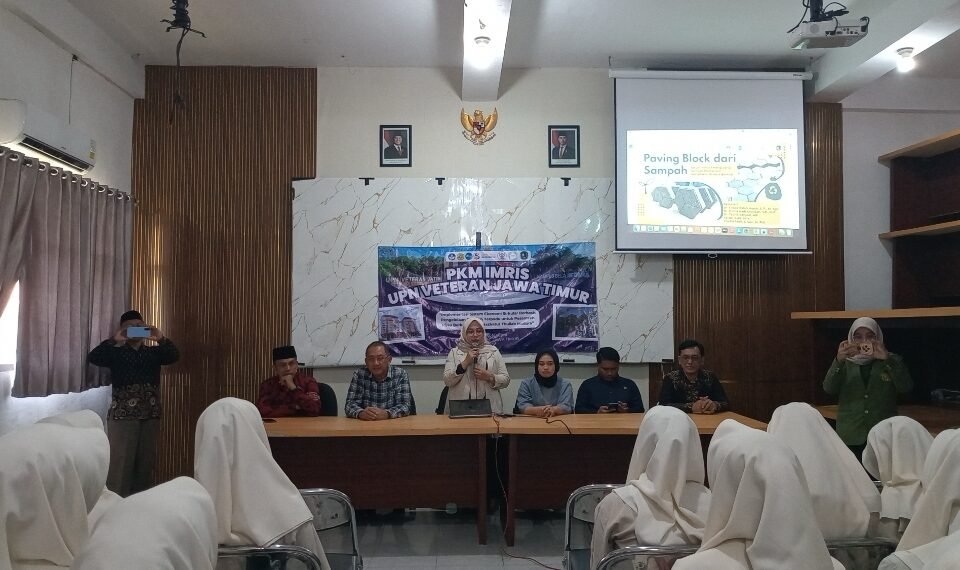 Tim Pengabdian Masyarakat UPN Veteran Jawa Timur saat memberikan sosialisasi dan edukasi pengolahan sampah plastik menjadi paving block serta sampah organik di hadapan warga Pondok Pesantren Nazhatut Thullab, Sampang, Madura.
