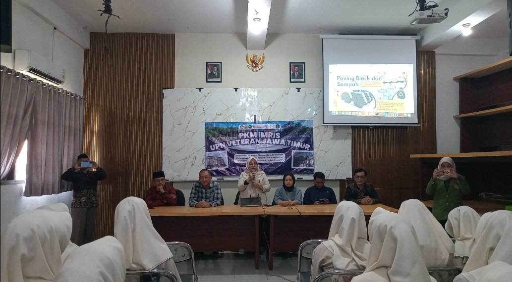 Tim Pengabdian Masyarakat UPN Veteran Jawa Timur saat memberikan sosialisasi dan edukasi pengolahan sampah plastik menjadi paving block serta sampah organik di hadapan warga Pondok Pesantren Nazhatut Thullab, Sampang, Madura.