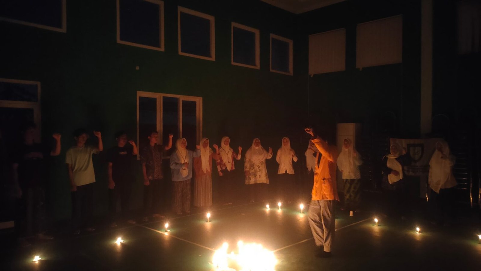 Suasana sakral penuh khidmat saat peserta mengelilingi nyala lilin sambil menggemakan Sumpah Mahasiswa pada malam puncak Osjur dan LKMM-TD HMPS PAI UNU Pasuruan.