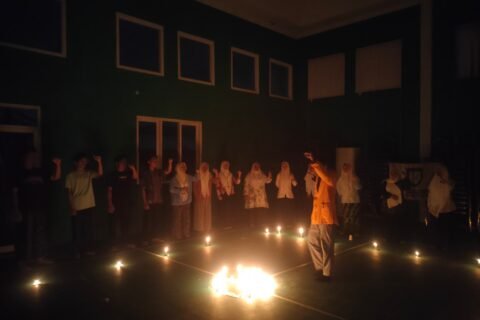 Suasana sakral penuh khidmat saat peserta mengelilingi nyala lilin sambil menggemakan Sumpah Mahasiswa pada malam puncak Osjur dan LKMM-TD HMPS PAI UNU Pasuruan.