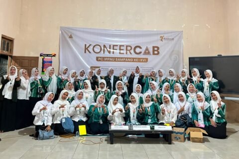 Suasana hangat foto bersama para pengurus dan kader di tengah gelaran Konferensi Cabang (Konfercab) IPPNU Kabupaten Sampang ke-XVI.