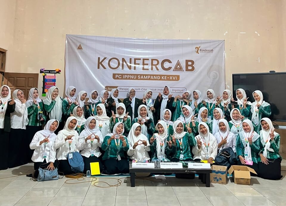 Suasana hangat foto bersama para pengurus dan kader di tengah gelaran Konferensi Cabang (Konfercab) IPPNU Kabupaten Sampang ke-XVI.