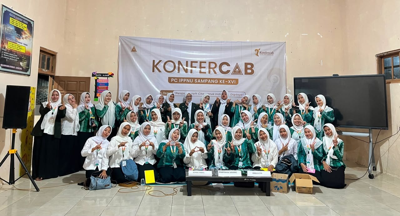 Suasana hangat foto bersama para pengurus dan kader di tengah gelaran Konferensi Cabang (Konfercab) IPPNU Kabupaten Sampang ke-XVI.
