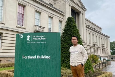 Bayu Dharmala, alumnus UMM peraih Beasiswa LPDP yang kini menempuh studi S3 Applied Linguistics, berfoto di depan Portland Building, University of Nottingham, Inggris. Melalui risetnya, ia mengembangkan inovasi ICAM yang memadukan AI dan Corpus.