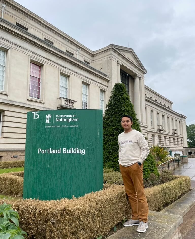 Bayu Dharmala, alumnus UMM peraih Beasiswa LPDP yang kini menempuh studi S3 Applied Linguistics, berfoto di depan Portland Building, University of Nottingham, Inggris. Melalui risetnya, ia mengembangkan inovasi ICAM yang memadukan AI dan Corpus.