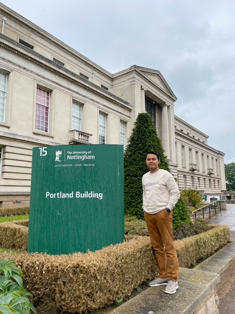 Bayu Dharmala, alumnus UMM peraih Beasiswa LPDP yang kini menempuh studi S3 Applied Linguistics, berfoto di depan Portland Building, University of Nottingham, Inggris. Melalui risetnya, ia mengembangkan inovasi ICAM yang memadukan AI dan Corpus.
