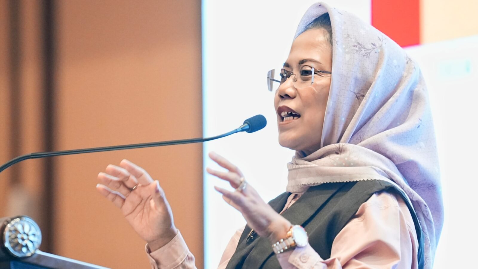 Ketua Komisi E DPRD Jawa Timur, Dr. Sri Untari Bisowarno, M.AP., saat memaparkan pokok-pokok pikiran Raperda Penyelenggaraan Kepemudaan dan Keolahragaan dalam forum FGD di Hotel Ijen Suites Malang. DPRD Jatim mendorong pembinaan talenta berjenjang serta keterlibatan CSR korporasi untuk memperkuat ek