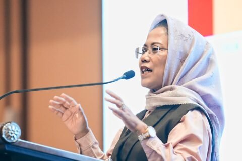 Ketua Komisi E DPRD Jawa Timur, Dr. Sri Untari Bisowarno, M.AP., saat memaparkan pokok-pokok pikiran Raperda Penyelenggaraan Kepemudaan dan Keolahragaan dalam forum FGD di Hotel Ijen Suites Malang. DPRD Jatim mendorong pembinaan talenta berjenjang serta keterlibatan CSR korporasi untuk memperkuat ek