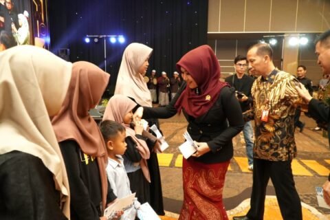 Pancarkan pesona keibuan yang hangat, Anggota DPD RI Jawa Timur Dr. Lia Istifhama (Ning Lia) tampak berinteraksi akrab dan membagikan kebahagiaan kepada sejumlah anak di sela-sela acara, dengan senyum ramah yang selalu menjadi ciri khasnya saat merangkul masyarakat.