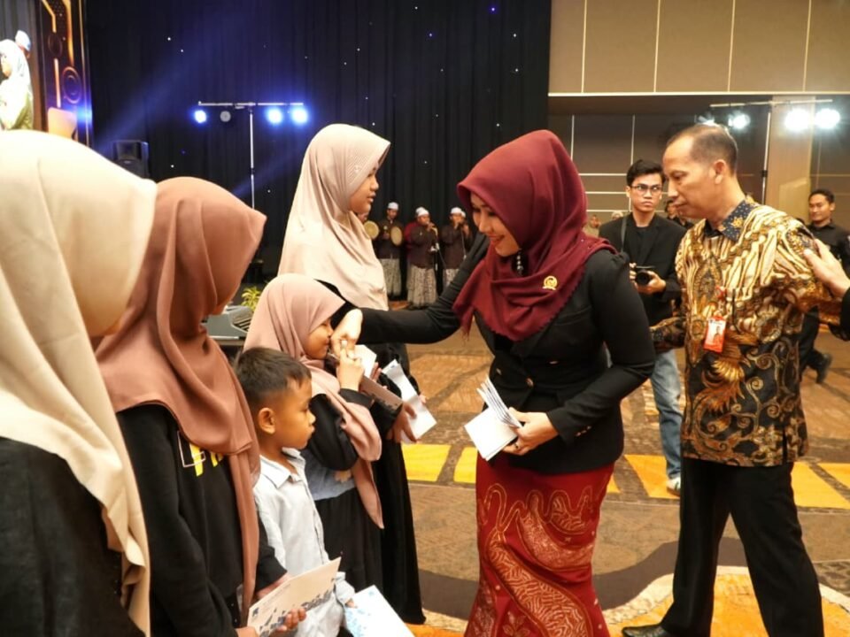 Pancarkan pesona keibuan yang hangat, Anggota DPD RI Jawa Timur Dr. Lia Istifhama (Ning Lia) tampak berinteraksi akrab dan membagikan kebahagiaan kepada sejumlah anak di sela-sela acara, dengan senyum ramah yang selalu menjadi ciri khasnya saat merangkul masyarakat.