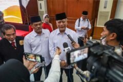 Ketua PMI Kota Surabaya sekaligus Sekda Kota Surabaya, Lilik Arijanto (tengah), didampingi oleh jajaran pengurus saat memberikan keterangan langsung kepada awak media massa seusai memimpin upacara peringatan Hari PMI ke-81 di Gedung Sawunggaling, Surabaya, Kamis (17/9/2026).