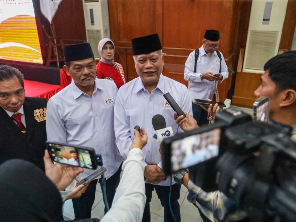 Ketua PMI Kota Surabaya sekaligus Sekda Kota Surabaya, Lilik Arijanto (tengah), didampingi oleh jajaran pengurus saat memberikan keterangan langsung kepada awak media massa seusai memimpin upacara peringatan Hari PMI ke-81 di Gedung Sawunggaling, Surabaya, Kamis (17/9/2026).