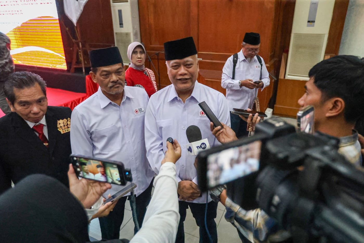 Ketua PMI Kota Surabaya sekaligus Sekda Kota Surabaya, Lilik Arijanto (tengah), didampingi oleh jajaran pengurus saat memberikan keterangan langsung kepada awak media massa seusai memimpin upacara peringatan Hari PMI ke-81 di Gedung Sawunggaling, Surabaya, Kamis (17/9/2026).