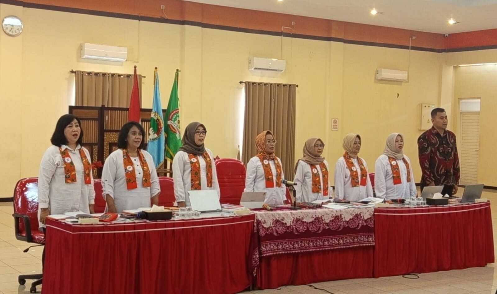 Ketua Umum Kopmen Setia Budi Wanita (SBW) Jawa Timur Dr. Sri Untari Bisowarno, M.AP. bersama jajaran pengurus berdiri khidmat saat membuka kegiatan pendidikan anggota daring di kantor SBW Malang, Kamis (24/9/2026) .
