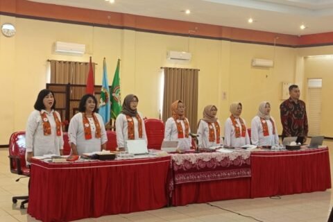Ketua Umum Kopmen Setia Budi Wanita (SBW) Jawa Timur Dr. Sri Untari Bisowarno, M.AP. bersama jajaran pengurus berdiri khidmat saat membuka kegiatan pendidikan anggota daring di kantor SBW Malang, Kamis (24/9/2026) .