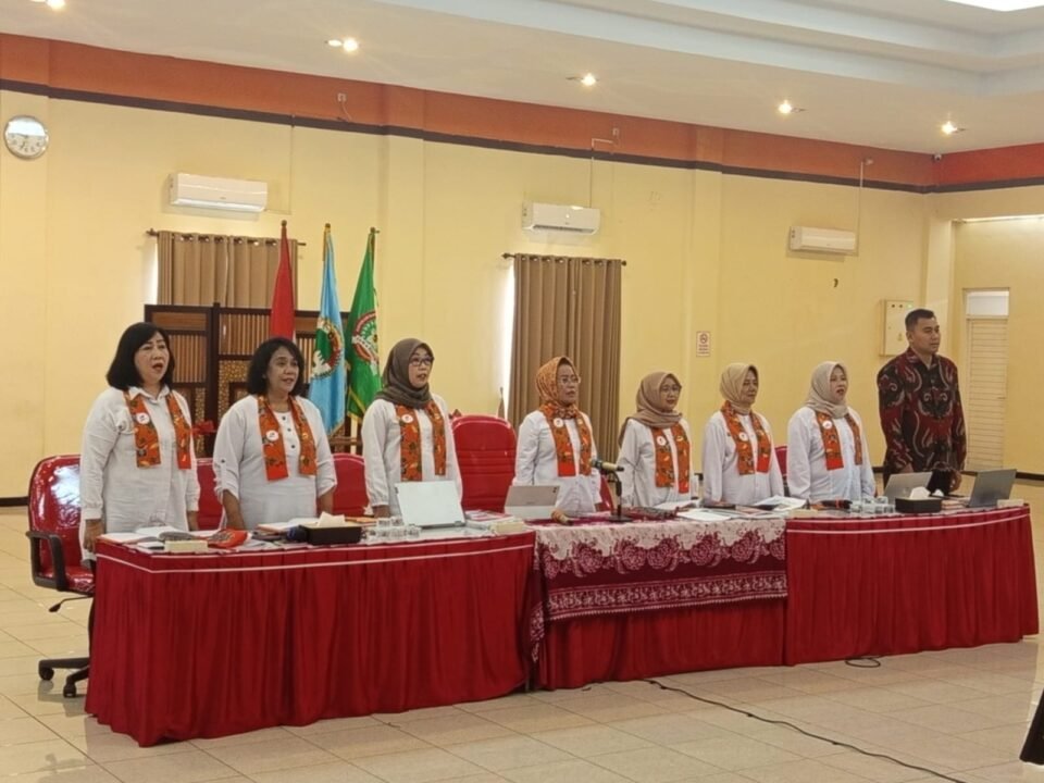 Ketua Umum Kopmen Setia Budi Wanita (SBW) Jawa Timur Dr. Sri Untari Bisowarno, M.AP. bersama jajaran pengurus berdiri khidmat saat membuka kegiatan pendidikan anggota daring di kantor SBW Malang, Kamis (24/9/2026) .