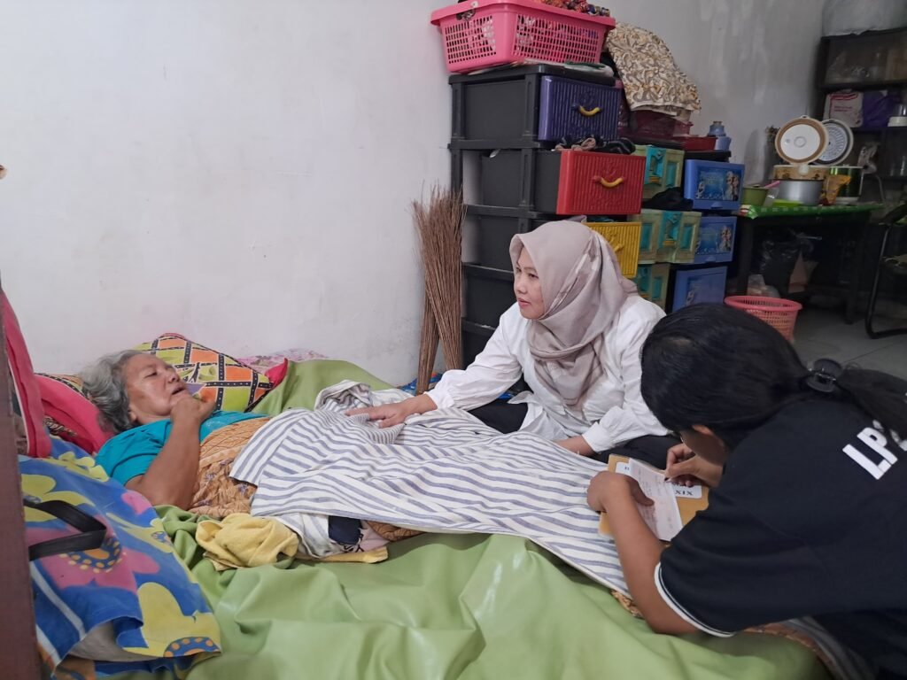 Perwakilan pengurus Kopmen SBW Malang menyerahkan santunan dana pengobatan program “SBW Peduli” tahap kedua secara langsung kepada keluarga Ninik Sri Sundari di Mulyorejo, Sukun, Kota Malang, Senin (28/9/2026).