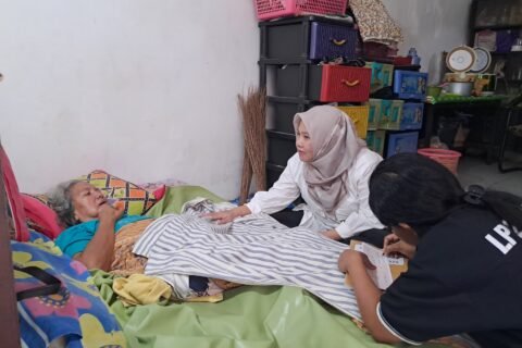 Perwakilan pengurus Kopmen SBW Malang menyerahkan santunan dana pengobatan program “SBW Peduli” tahap kedua secara langsung kepada keluarga Ninik Sri Sundari di Mulyorejo, Sukun, Kota Malang, Senin (28/9/2026).