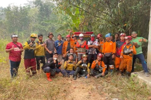 Sinergi Kemanusiaan: Tim relawan Lembaga Manajemen Infaq (LMI) berfoto bersama unsur tim gabungan penanganan karhutla di Kabupaten Kayong Utara, Kalimantan Barat.