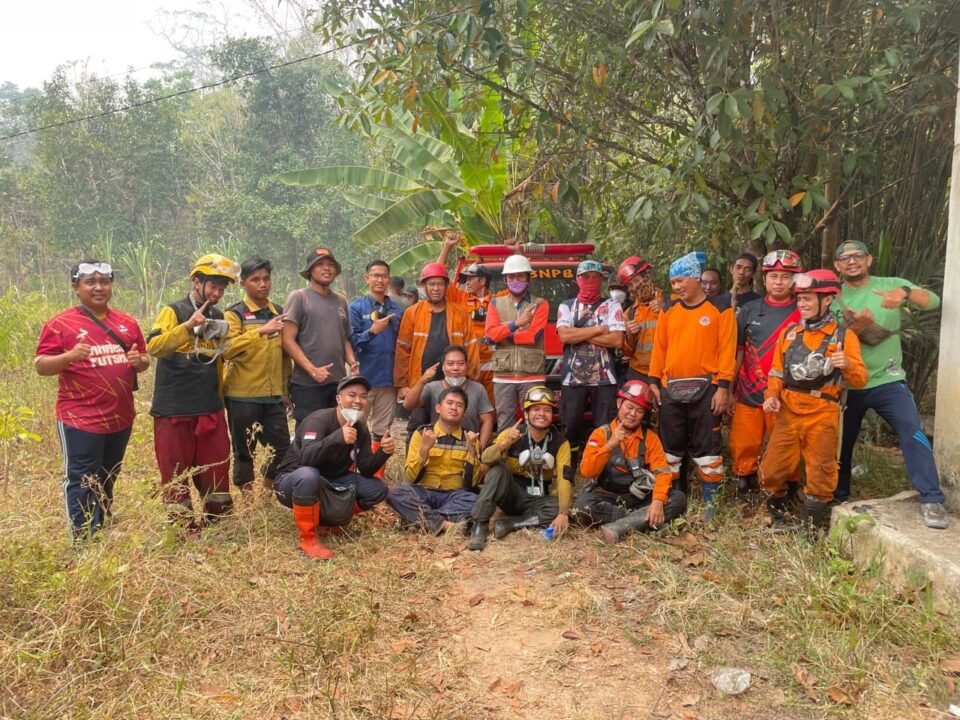 Sinergi Kemanusiaan: Tim relawan Lembaga Manajemen Infaq (LMI) berfoto bersama unsur tim gabungan penanganan karhutla di Kabupaten Kayong Utara, Kalimantan Barat.