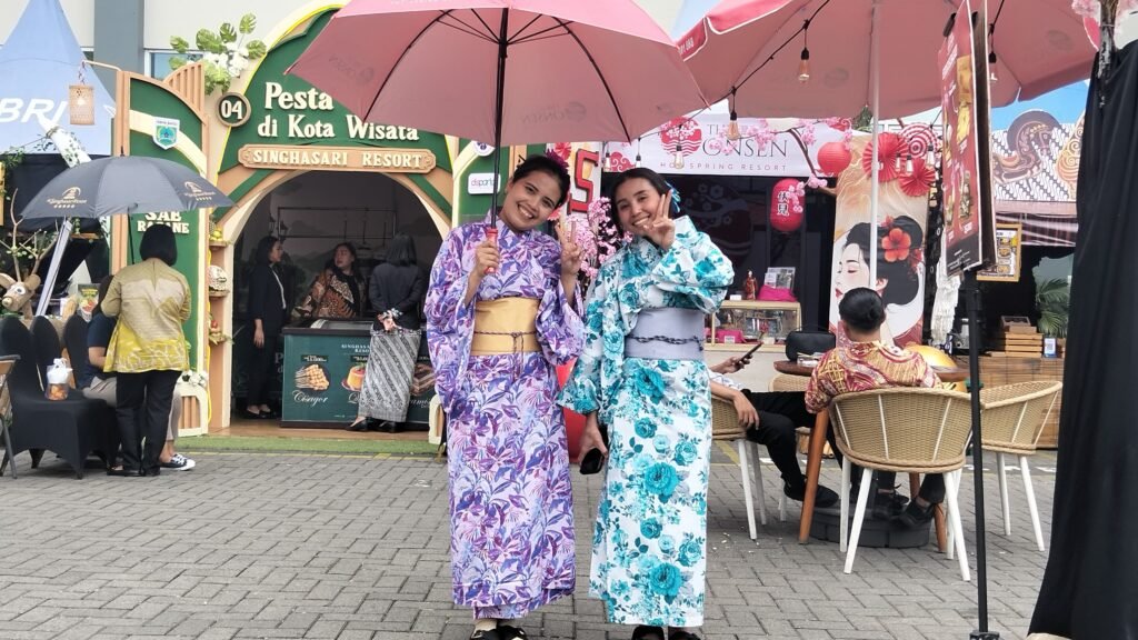 Daya tarik tersendiri di arena KTNA Agro Expo 2026 Kota Batu, dua penjaga stan berbusana khas yukata menyambut antusias pengunjung pameran di area stan kuliner dan resor wisata.