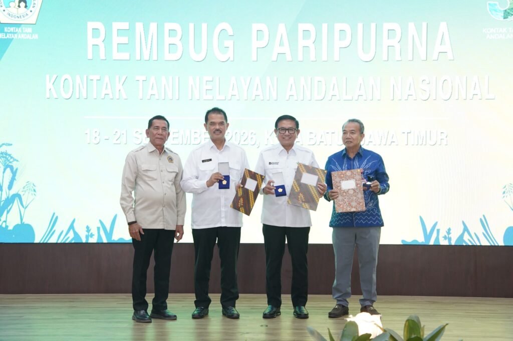 Sekretaris Jenderal Kementerian Pertanian RI bersama Wali Kota Batu dan jajaran pengurus KTNA Nasional memegang piagam penghargaan usai pembukaan Rembug Paripurna KTNA Nasional 2026 di Kota Batu, Jawa Timur.