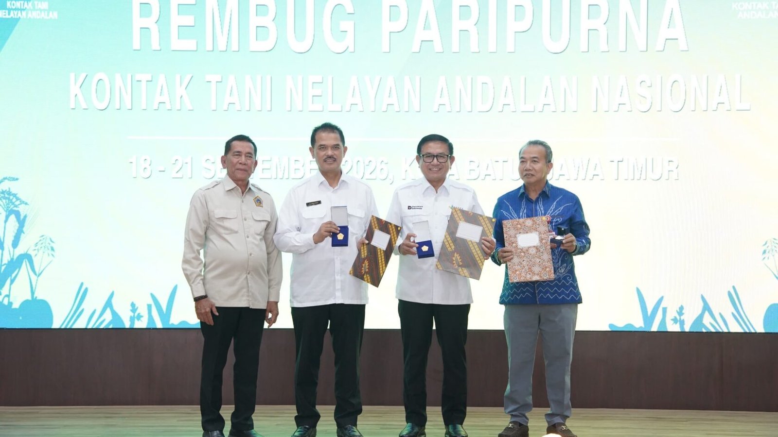 Sekretaris Jenderal Kementerian Pertanian RI bersama Wali Kota Batu dan jajaran pengurus KTNA Nasional memegang piagam penghargaan usai pembukaan Rembug Paripurna KTNA Nasional 2026 di Kota Batu, Jawa Timur.