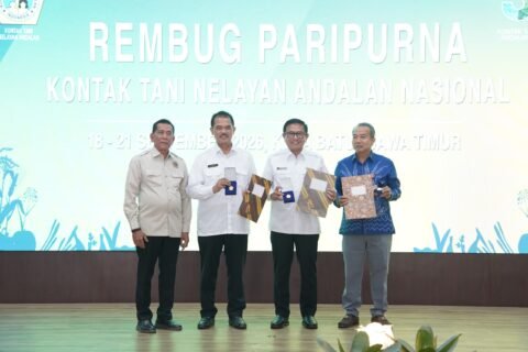 Sekretaris Jenderal Kementerian Pertanian RI bersama Wali Kota Batu dan jajaran pengurus KTNA Nasional memegang piagam penghargaan usai pembukaan Rembug Paripurna KTNA Nasional 2026 di Kota Batu, Jawa Timur.