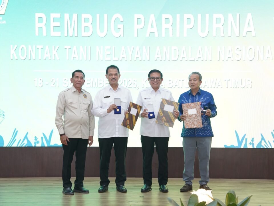Sekretaris Jenderal Kementerian Pertanian RI bersama Wali Kota Batu dan jajaran pengurus KTNA Nasional memegang piagam penghargaan usai pembukaan Rembug Paripurna KTNA Nasional 2026 di Kota Batu, Jawa Timur.