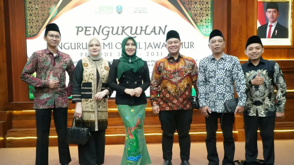 Anggota DPD RI terpilih Dr. Lia Istifhama (tengah) bersama jajaran pengurus berfoto bersama seusai prosesi pengukuhan Dewan Pakar ICMI Organisasi Wilayah Jawa Timur periode 2026–2031 di Gedung Negara Grahadi Surabaya, Selasa (29/9/2026).