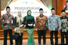 Anggota DPD RI terpilih Dr. Lia Istifhama (tengah) bersama jajaran pengurus berfoto bersama seusai prosesi pengukuhan Dewan Pakar ICMI Organisasi Wilayah Jawa Timur periode 2026–2031 di Gedung Negara Grahadi Surabaya, Selasa (29/9/2026).