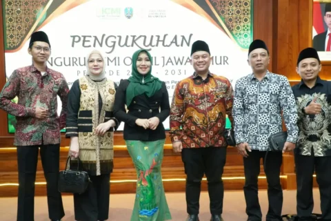 Anggota DPD RI terpilih Dr. Lia Istifhama (tengah) bersama jajaran pengurus berfoto bersama seusai prosesi pengukuhan Dewan Pakar ICMI Organisasi Wilayah Jawa Timur periode 2026–2031 di Gedung Negara Grahadi Surabaya, Selasa (29/9/2026).