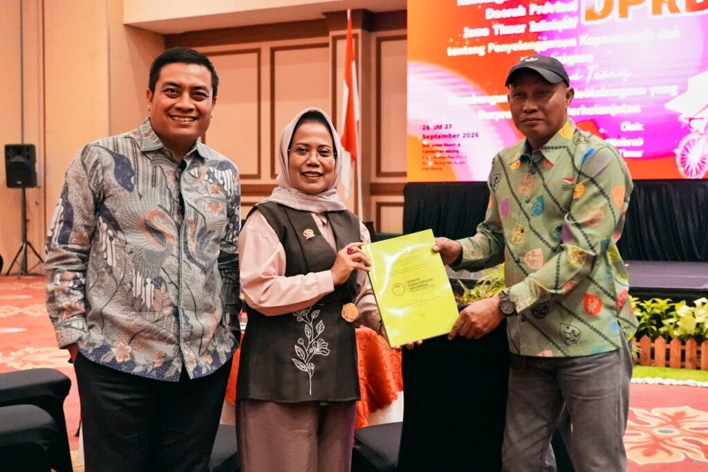 Ketua Komisi E DPRD Jawa Timur, Dr. Sri Untari Bisowarno, M.A.P. (tengah), didampingi anggota dewan saat menerima berkas draf masukan regulasi dari perwakilan NPCI dalam agenda FGD Perubahan Perda Keolahragaan di Hotel Ijen Suites Malang.