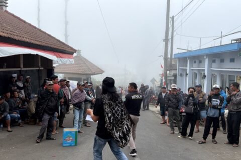 Suasana warga dan sejumlah elemen masyarakat saat berkumpul di kawasan berkabut menjelang aksi penyampaian aspirasi damai terkait tata kelola wisata TNBTS di Kecamatan Tosari, Jumat (18/9/2026).
