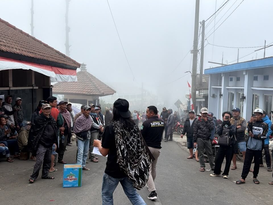 Suasana warga dan sejumlah elemen masyarakat saat berkumpul di kawasan berkabut menjelang aksi penyampaian aspirasi damai terkait tata kelola wisata TNBTS di Kecamatan Tosari, Jumat (18/9/2026).