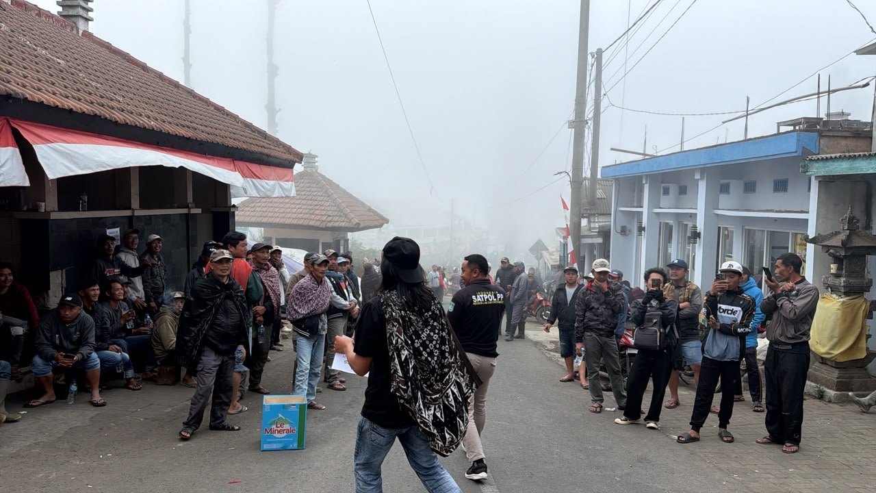 Suasana warga dan sejumlah elemen masyarakat saat berkumpul di kawasan berkabut menjelang aksi penyampaian aspirasi damai terkait tata kelola wisata TNBTS di Kecamatan Tosari, Jumat (18/9/2026).