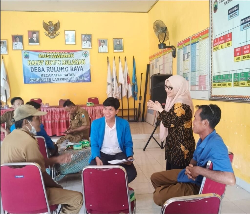 Tim peneliti sedang memberikan pemaparan dan berdiskusi dengan masyarakat Desa Rulung Raya untuk memetakan tantangan dalam pencegahan kawin anak.