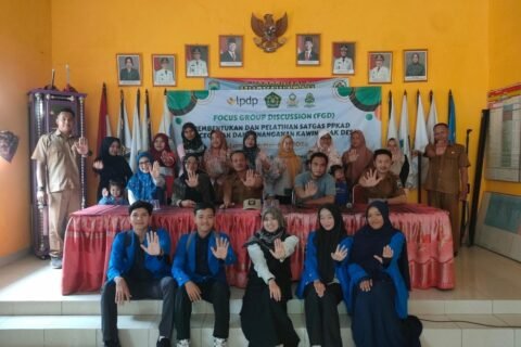 Kolaborasi tim peneliti UIN Jurai Siwo Lampung, perangkat desa, dan mahasiswa dalam Forum Group Discussion (FGD) pembentukan Satgas Pencegahan dan Penanganan Kawin Anak di desa.