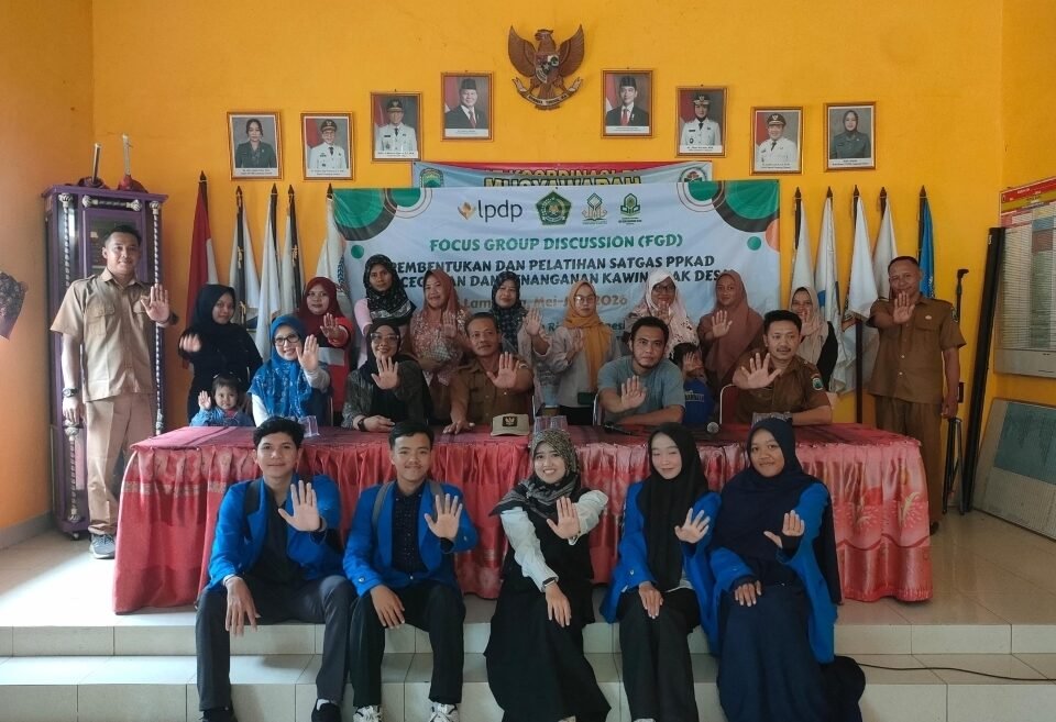Kolaborasi tim peneliti UIN Jurai Siwo Lampung, perangkat desa, dan mahasiswa dalam Forum Group Discussion (FGD) pembentukan Satgas Pencegahan dan Penanganan Kawin Anak di desa.
