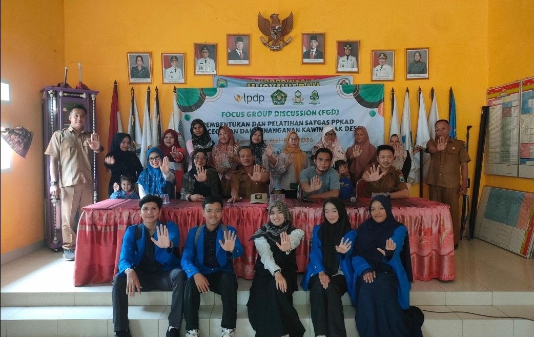 Kolaborasi tim peneliti UIN Jurai Siwo Lampung, perangkat desa, dan mahasiswa dalam Forum Group Discussion (FGD) pembentukan Satgas Pencegahan dan Penanganan Kawin Anak di desa.