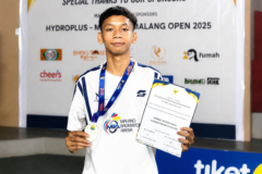 Raut bangga Adipura Saka Darah Biru Wibisono, siswa SMAN 6 Kota Malang, saat memamerkan medali dan piagam penghargaan usai sukses meraih Juara 3 Ganda Remaja Putra di ajang Kejurkot Badminton Malang.