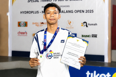 Raut bangga Adipura Saka Darah Biru Wibisono, siswa SMAN 6 Kota Malang, saat memamerkan medali dan piagam penghargaan usai sukses meraih Juara 3 Ganda Remaja Putra di ajang Kejurkot Badminton Malang.
