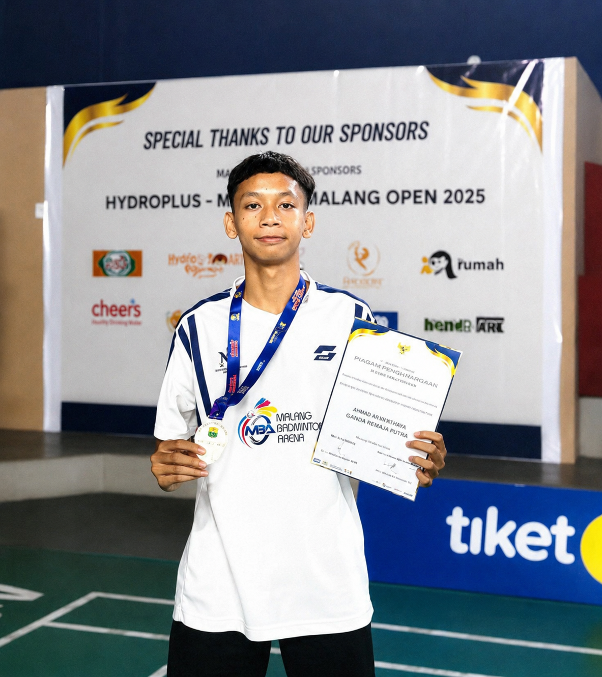 Raut bangga Adipura Saka Darah Biru Wibisono, siswa SMAN 6 Kota Malang, saat memamerkan medali dan piagam penghargaan usai sukses meraih Juara 3 Ganda Remaja Putra di ajang Kejurkot Badminton Malang.
