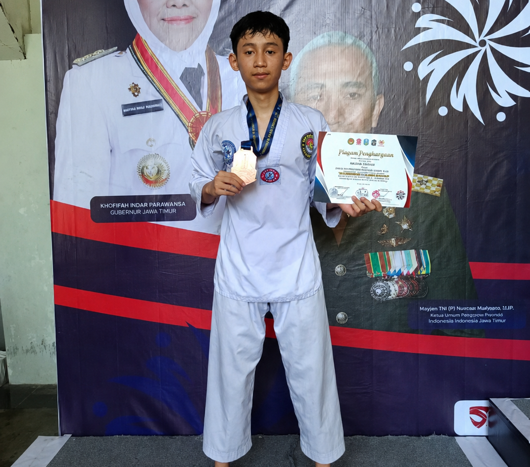Wildan Syauqi, siswa SMAN 6 Kota Malang, saat memamerkan medali perunggu dan piagam penghargaan usai sukses meraih Juara 3 dalam Kejurprov Taekwondo Piala Gubernur Jawa Timur 2026 .