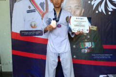 Wildan Syauqi, siswa SMAN 6 Kota Malang, saat memamerkan medali perunggu dan piagam penghargaan usai sukses meraih Juara 3 dalam Kejurprov Taekwondo Piala Gubernur Jawa Timur 2026 .