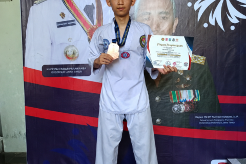 Wildan Syauqi, siswa SMAN 6 Kota Malang, saat memamerkan medali perunggu dan piagam penghargaan usai sukses meraih Juara 3 dalam Kejurprov Taekwondo Piala Gubernur Jawa Timur 2026 .
