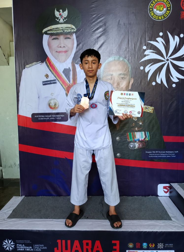 Wildan Syauqi, siswa SMAN 6 Kota Malang, saat memamerkan medali perunggu dan piagam penghargaan usai sukses meraih Juara 3 dalam Kejurprov Taekwondo Piala Gubernur Jawa Timur 2026 .