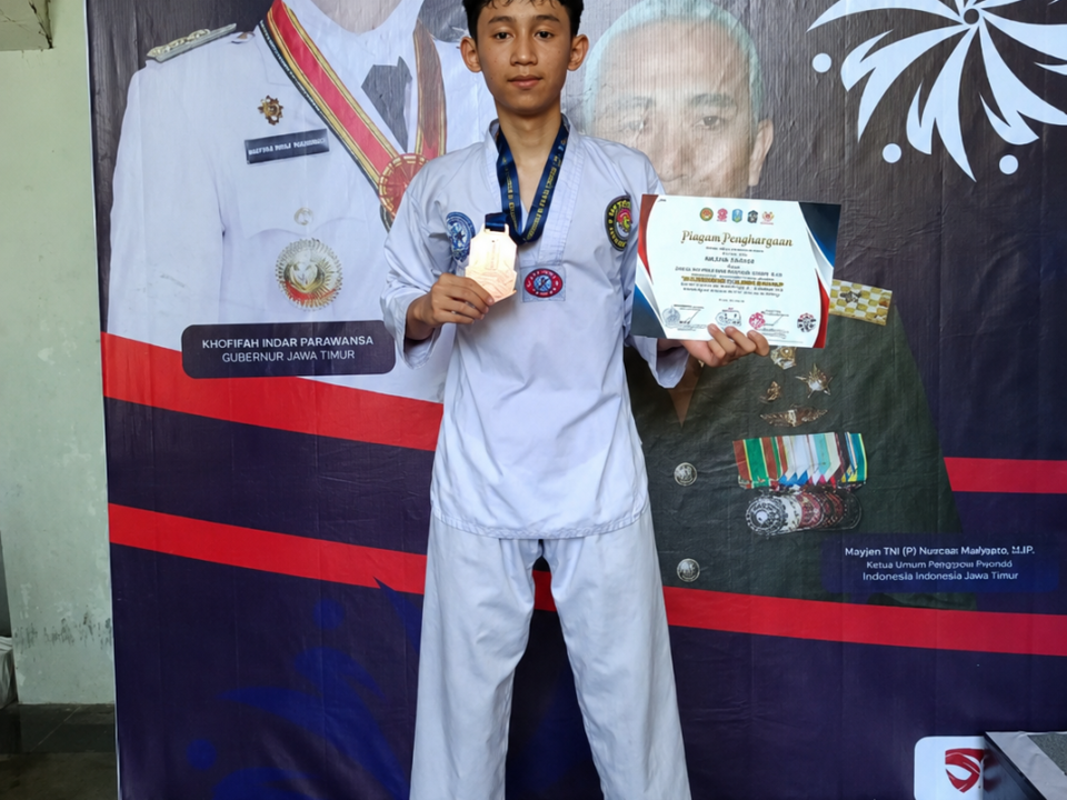 Wildan Syauqi, siswa SMAN 6 Kota Malang, saat memamerkan medali perunggu dan piagam penghargaan usai sukses meraih Juara 3 dalam Kejurprov Taekwondo Piala Gubernur Jawa Timur 2026 .