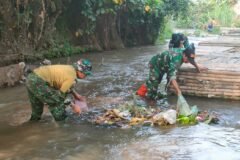 Anggota Koramil 0833-01/Klojen terjun langsung ke aliran sungai untuk membersihkan sampah yang menumpuk bersama warga di kawasan Kelurahan Kauman, Kecamatan Klojen, Kota Malang, Sabtu (19/9/2026).